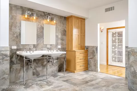 Bath - 7944 E Cloud Rd, Tucson, AZ 85750 photo 2 of 8