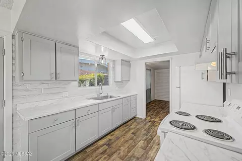 Kitchen - 8965 E 35th Cir, Tucson, AZ 85710 photo 1 of 3