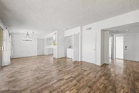 Living - 8965 E 35th Cir, Tucson, AZ 85710 photo 4 of 5