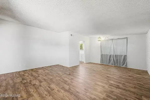 Living - 8965 E 35th Cir, Tucson, AZ 85710 photo 2 of 5
