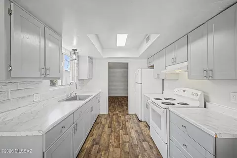 Kitchen - 8965 E 35th Cir, Tucson, AZ 85710 photo 2 of 3