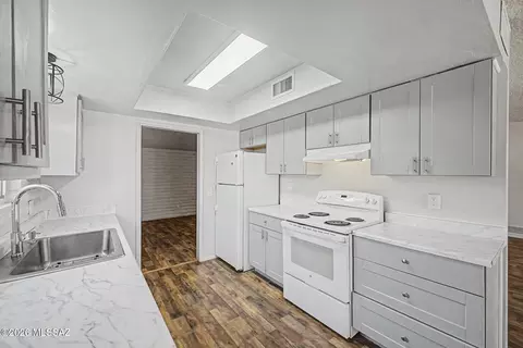 Kitchen - 8965 E 35th Cir, Tucson, AZ 85710 photo 3 of 3