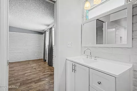 Bath - 8965 E 35th Cir, Tucson, AZ 85710 photo 2 of 3