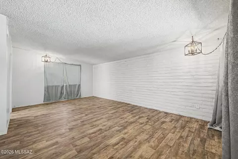 Living - 8965 E 35th Cir, Tucson, AZ 85710 photo 1 of 5