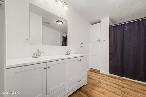 Bath - 13875 E Collie Dr, Vail, AZ 85641 photo 1 of 3
