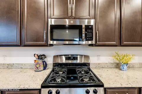 Kitchen - 17629 S Ridgerunner Dr, Vail, AZ 85641 photo 7 of 8