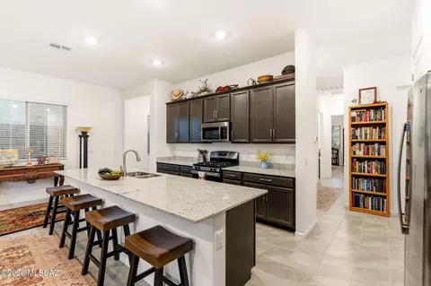 Kitchen - 17629 S Ridgerunner Dr, Vail, AZ 85641 photo 2 of 8