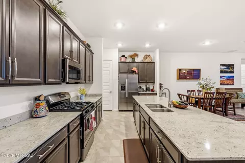 Kitchen - 17629 S Ridgerunner Dr, Vail, AZ 85641 photo 5 of 8