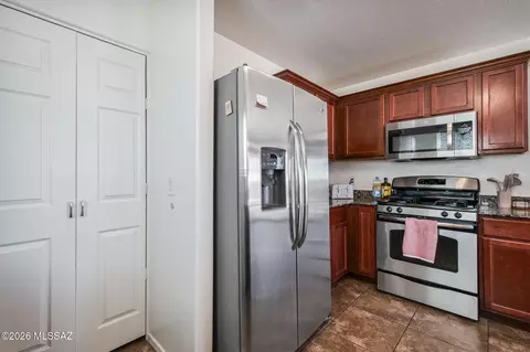 Kitchen - 6726 E Sea Horse Rd, Tucson, AZ 85756 photo 4 of 6