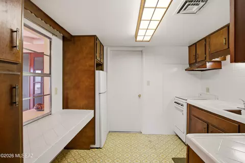 Kitchen - 11155 E Saint James Rd, Tucson, AZ 85748 photo 2 of 2
