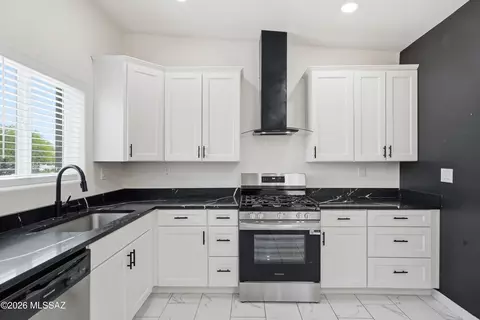 Kitchen - 5497 S Canada Dr, Tucson, AZ 85706 photo 1 of 6