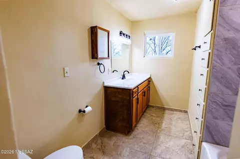 Bath - 1807 E Kimzey Rd, Willcox, AZ 85643 photo 1 of 7