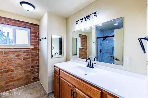 Bath - 1807 E Kimzey Rd, Willcox, AZ 85643 photo 5 of 7