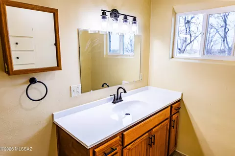 Bath - 1807 E Kimzey Rd, Willcox, AZ 85643 photo 2 of 7