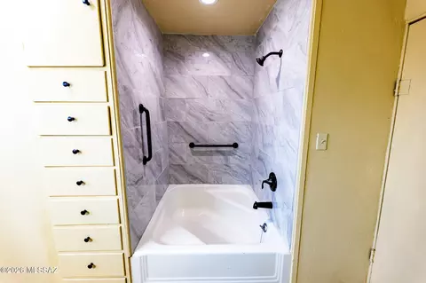 Bath - 1807 E Kimzey Rd, Willcox, AZ 85643 photo 4 of 7