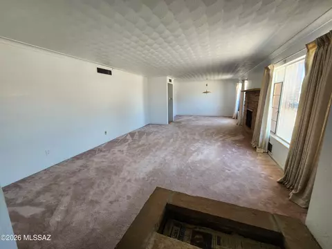Living - 5952 Eli St, Tucson, AZ 85711 photo 2 of 3