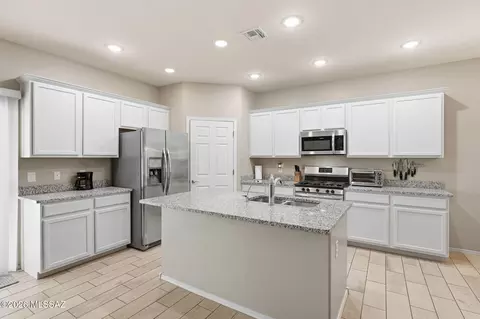 Kitchen - 8855 E Abrams Loop, Tucson, AZ 85710 photo 2 of 6