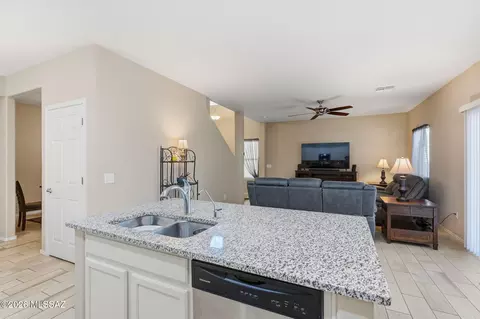Kitchen - 8855 E Abrams Loop, Tucson, AZ 85710 photo 5 of 6