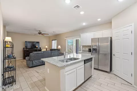 Kitchen - 8855 E Abrams Loop, Tucson, AZ 85710 photo 3 of 6