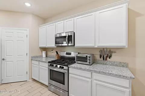 Kitchen - 8855 E Abrams Loop, Tucson, AZ 85710 photo 4 of 6