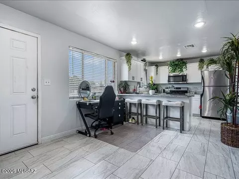 2225 S Hemlock Stra, Tucson, AZ 85713