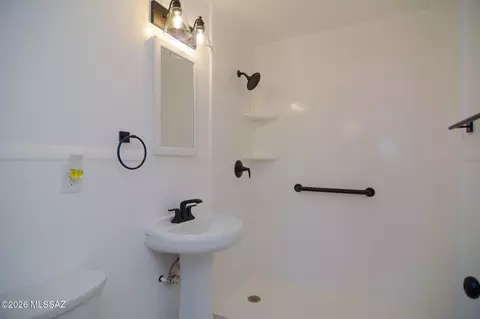Bath - 3372 E 29th St, Tucson, AZ 85713 photo 1 of 1