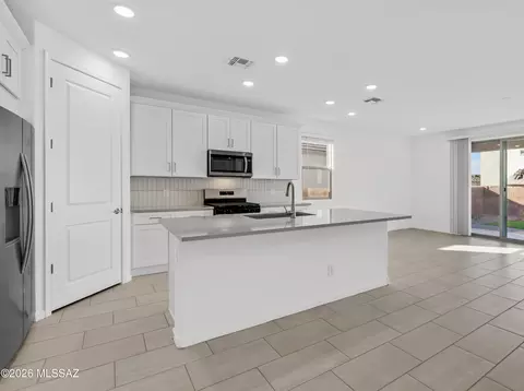 Kitchen - 13969 E Squamata Way, Vail, AZ 85641 photo 2 of 2