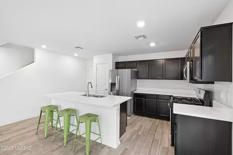Kitchen - 1008 E Descent St, Tucson, AZ 85719 photo 1 of 4