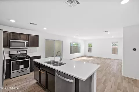 Kitchen - 1008 E Descent St, Tucson, AZ 85719 photo 4 of 4