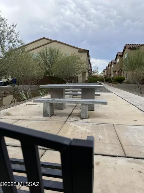 Exterior - 1008 E Descent St, Tucson, AZ 85719 photo 5 of 6