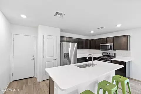 Kitchen - 1008 E Descent St, Tucson, AZ 85719 photo 3 of 4