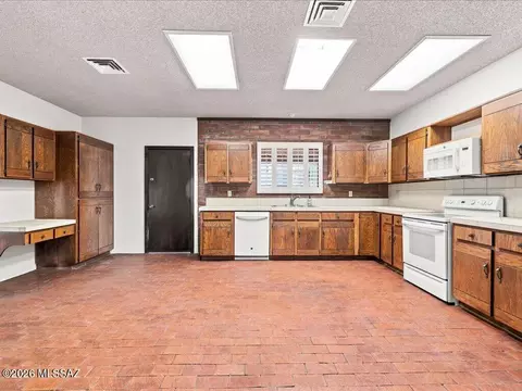Kitchen - 9700 E Andrada Rd, Vail, AZ 85641 photo 2 of 2