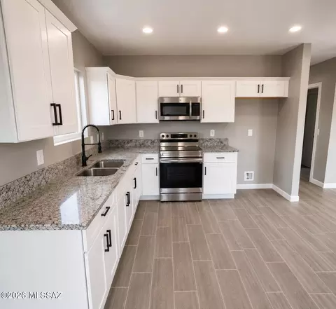 Kitchen - 1452 S Cherry Ave, Tucson, AZ 85713 photo 2 of 2