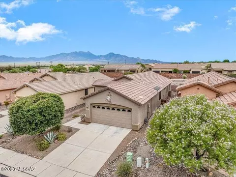 461 W Astruc Dr, Green Valley, AZ 85614