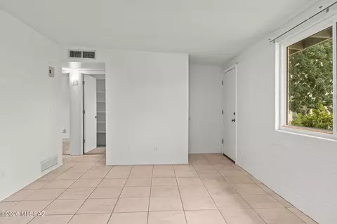 7455 E Desert Spring Dr, Tucson, AZ 85730 photo 4
