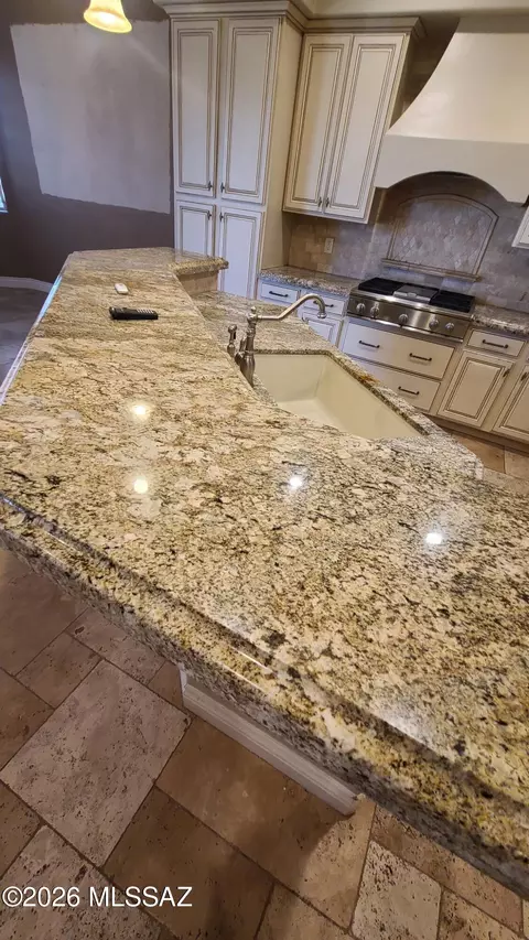 Kitchen - 9920 E Caldera Pl, Tucson, AZ 85748 photo 2 of 4