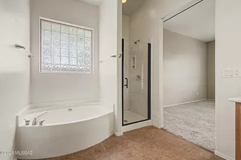 Bath - 7882 E New Leaf Pl, Tucson, AZ 85756 photo 1 of 3