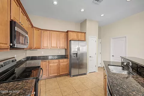 Kitchen - 7882 E New Leaf Pl, Tucson, AZ 85756 photo 2 of 4