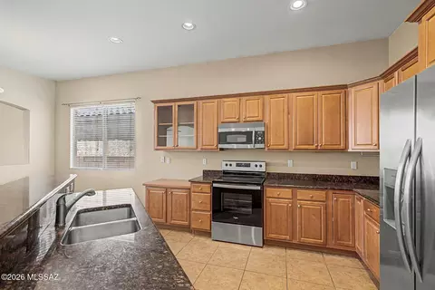 Kitchen - 7882 E New Leaf Pl, Tucson, AZ 85756 photo 3 of 4