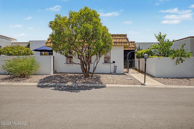 600 E River Rd #W, Tucson, AZ 85704