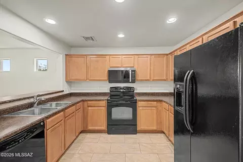 Kitchen - 10675 E Singing Canyon Dr, Tucson, AZ 85747 photo 2 of 3