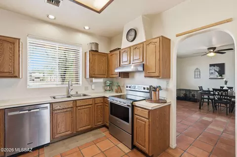 Kitchen - 2932 E Wiley Ln, Vail, AZ 85641 photo 2 of 5