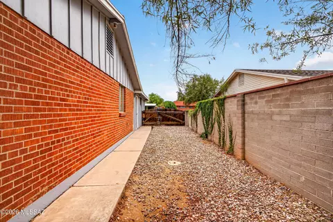 Exterior - 7449 Eli Dr, Tucson, AZ 85710 photo 6 of 8