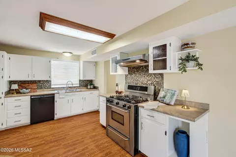 Kitchen - 7449 Eli Dr, Tucson, AZ 85710 photo 3 of 4