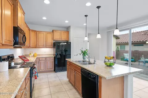 Kitchen - 14037 E Cariole St, Vail, AZ 85641 photo 4 of 8