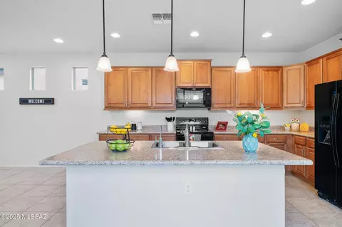 Kitchen - 14037 E Cariole St, Vail, AZ 85641 photo 2 of 8
