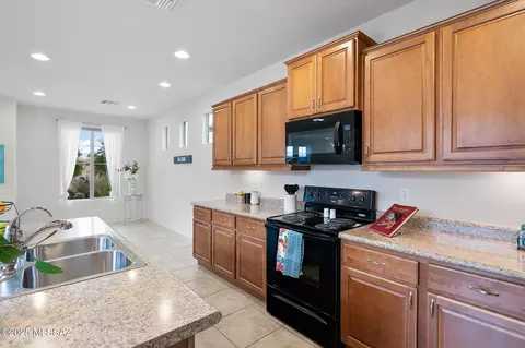 Kitchen - 14037 E Cariole St, Vail, AZ 85641 photo 5 of 8