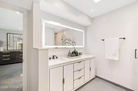 Bath - 1331 E Thunderhead Cir, Tucson, AZ 85718 photo 2 of 5