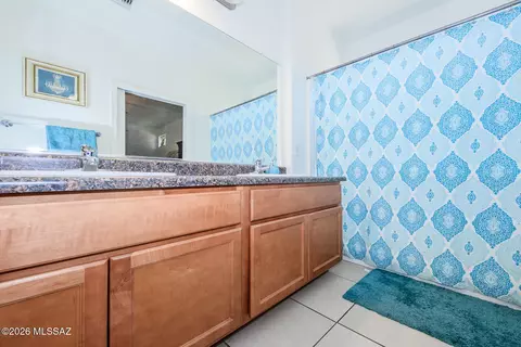 Bath - 6385 E Boldin Dr, Tucson, AZ 85756 photo 1 of 5