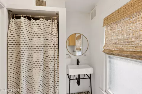 Bath - 175 E 12th St, Tucson, AZ 85701 photo 2 of 8